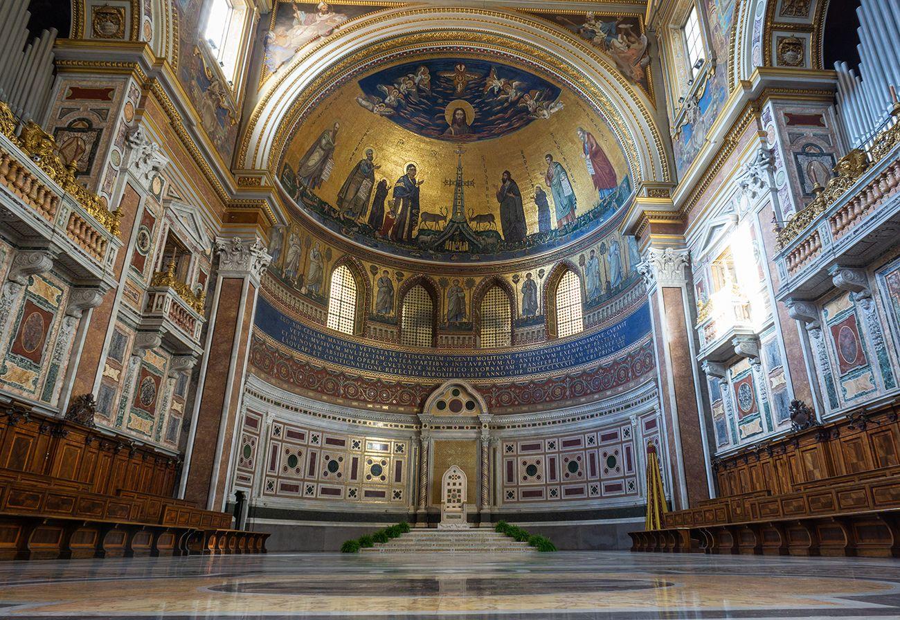 Il grandioso interno di San Giovanni in Laterano. Credits Massimo Salesi / Shutterstock