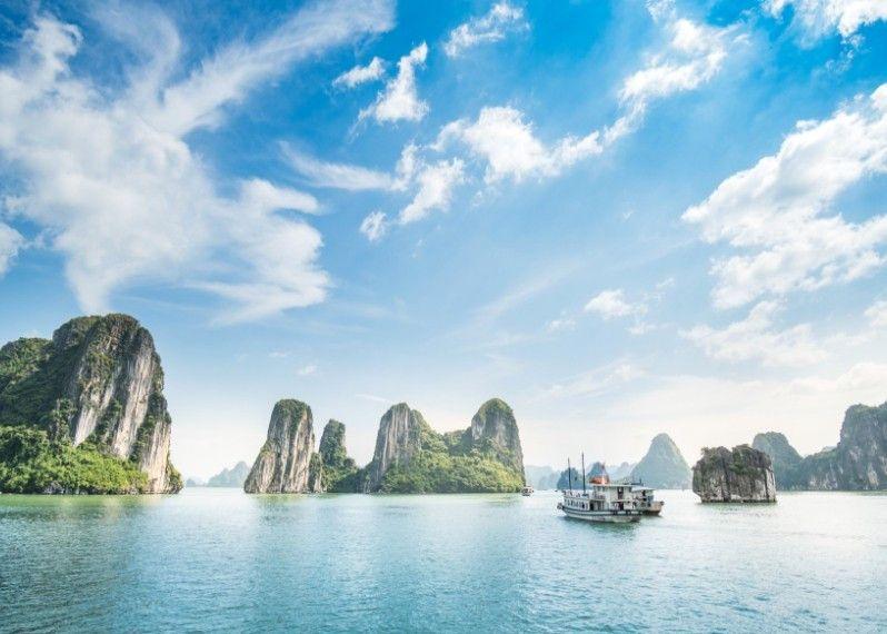 Ha Long Bay, Vietnam ©Taweesak Malapum/Shutterstock