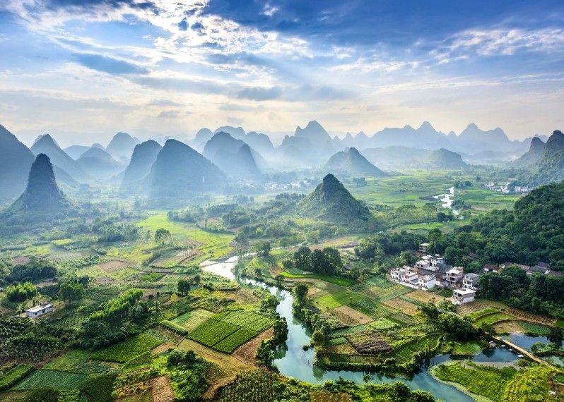 Il magnifico paesaggio del Guilin, con il fiume Li e i monti, nella provincia di Guangxi, Cina.
©aphotostory/Shutterstock