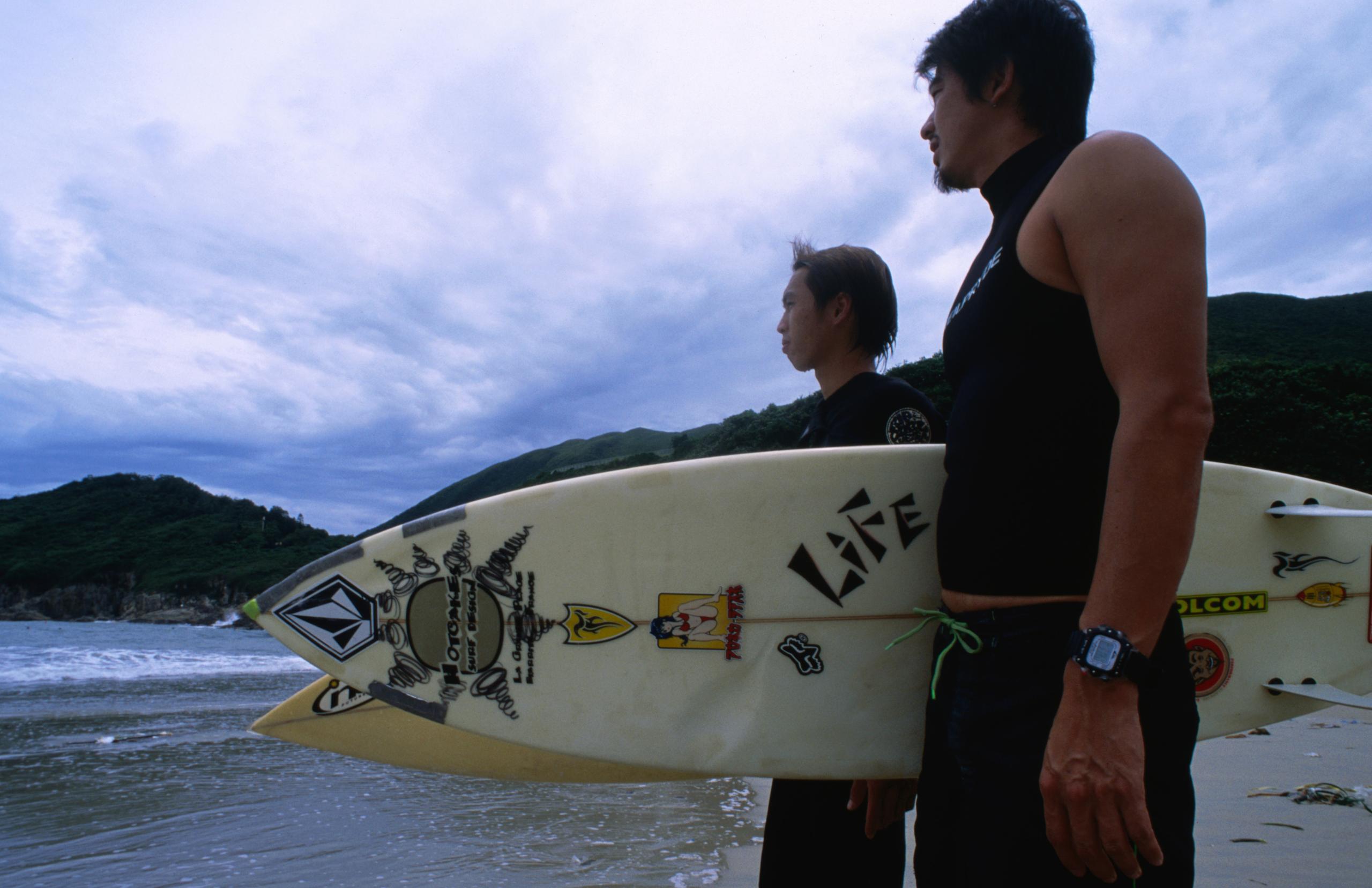 surfisti a hong kong nella spiaggia di big wave beach