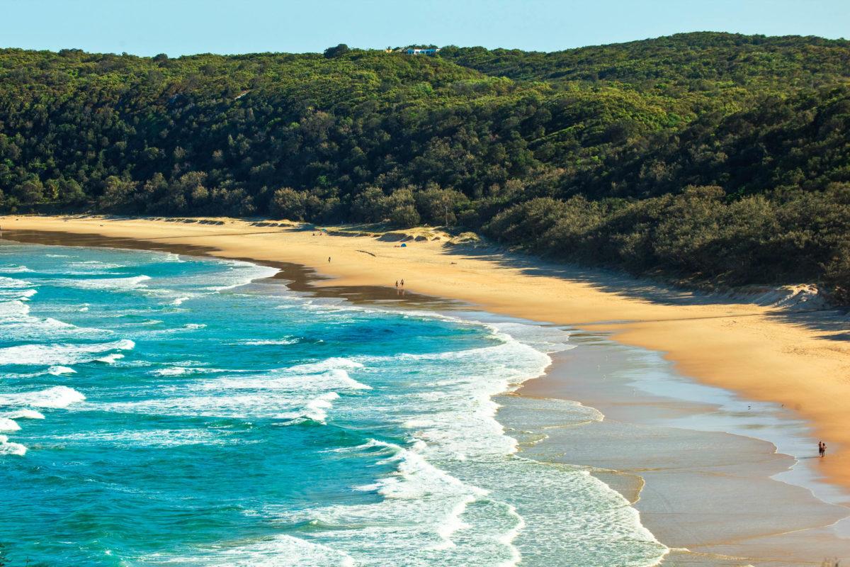 View of the beach at Alexandria Bay near the town of Noosa, Queensland, Australia - © StrangerView / Fotolia
