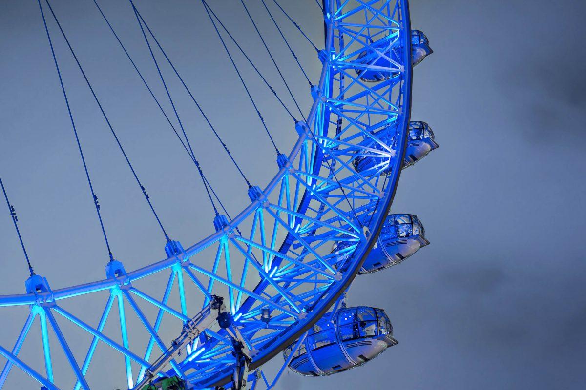 The London Eye's gondolas are air-conditioned and fixed outside the structure so that not a single steel girder disturbs the fantastic view, United Kingdom - © zefart / Shutterstock